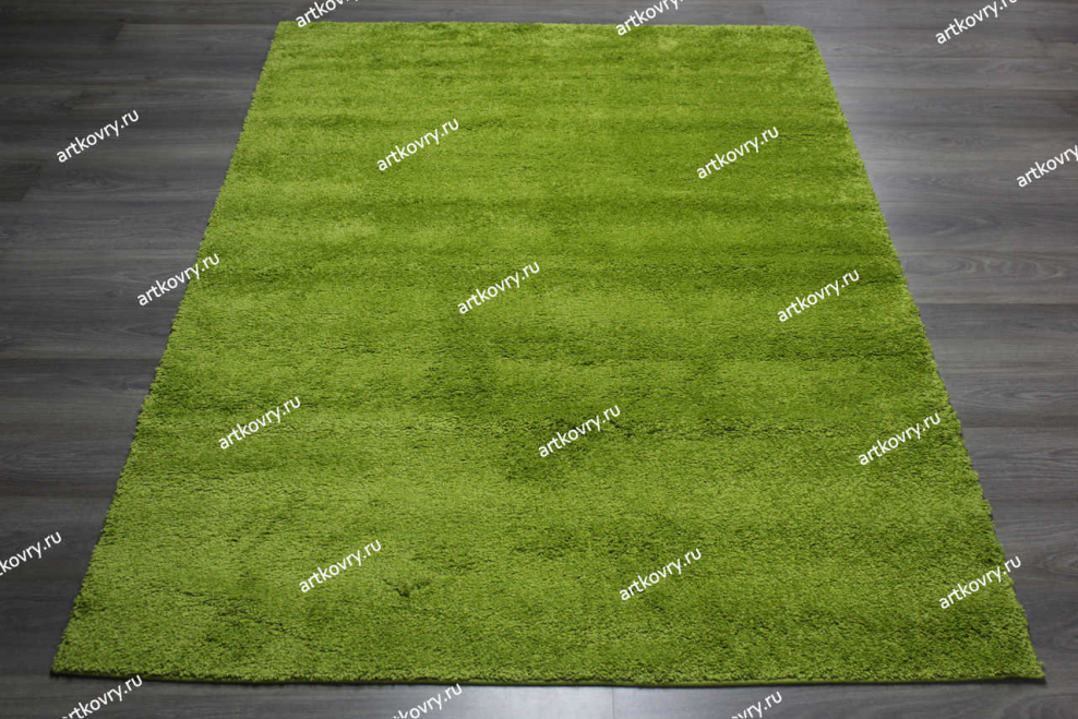 Зеленый ковер под наклоном ё