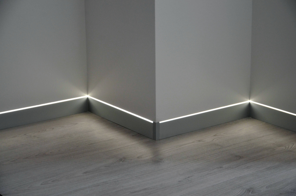 Шапочки из металла на плинтусах