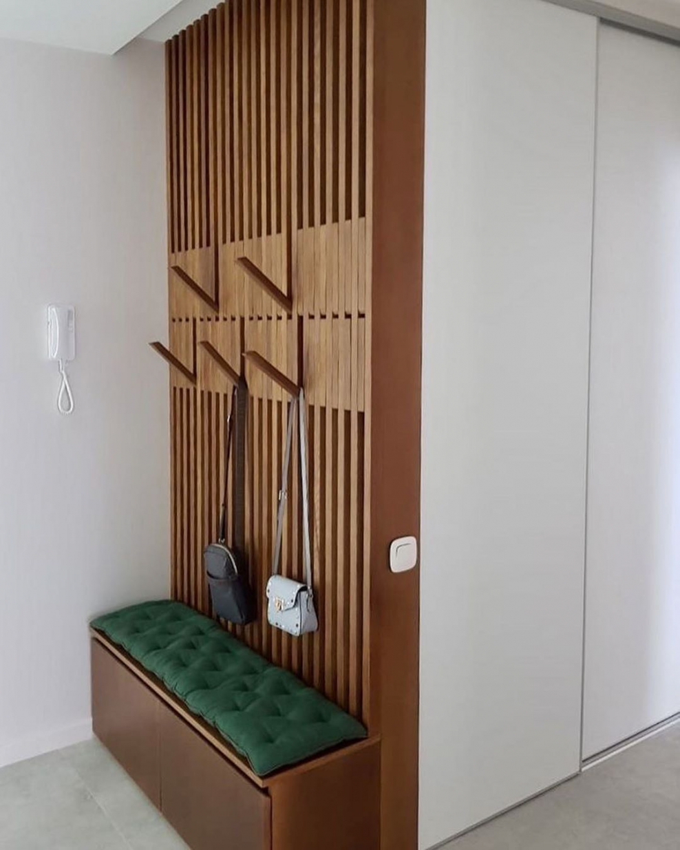 Прихожая с деревянными рейками