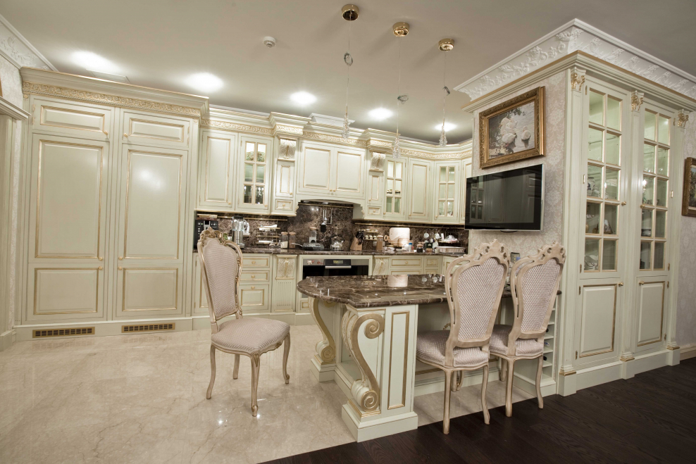 Шикарные классические кухни в частном доме