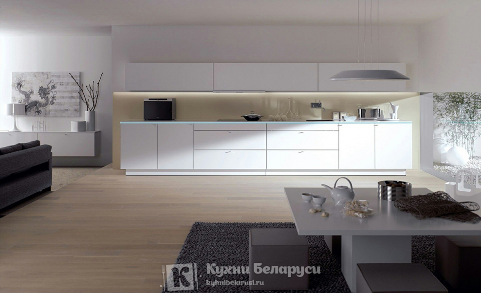 Белая глянцевая кухня гостиная