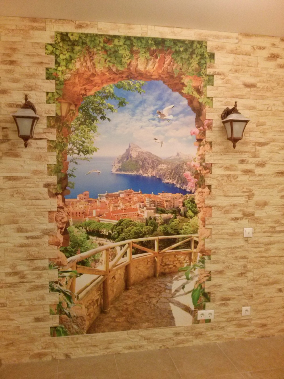 Фреска в обрамлении декоративного камня