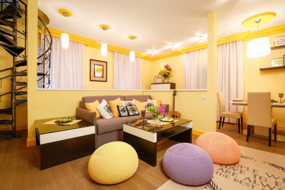 Кухня бежевая с зелеными акцентами