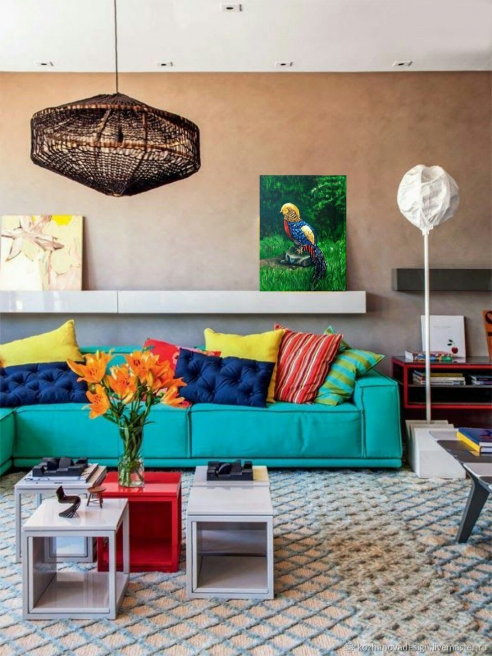 Гостиная в светлых тонах с яркими акцентами