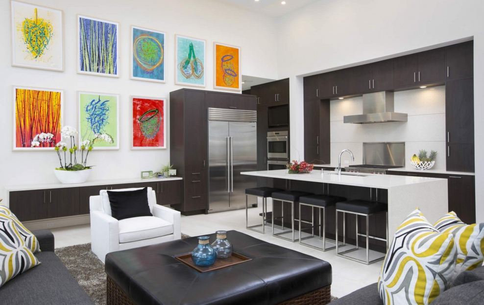 Яркая кухня гостиная