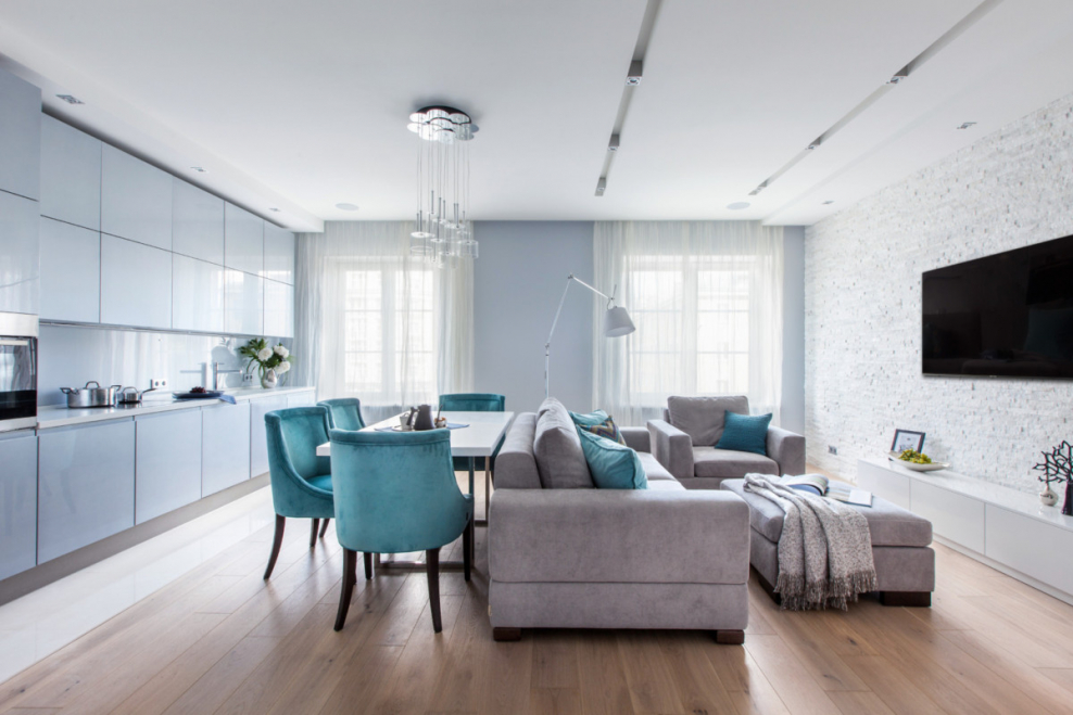 Кухня гостиная в серых тонах с яркими акцентами