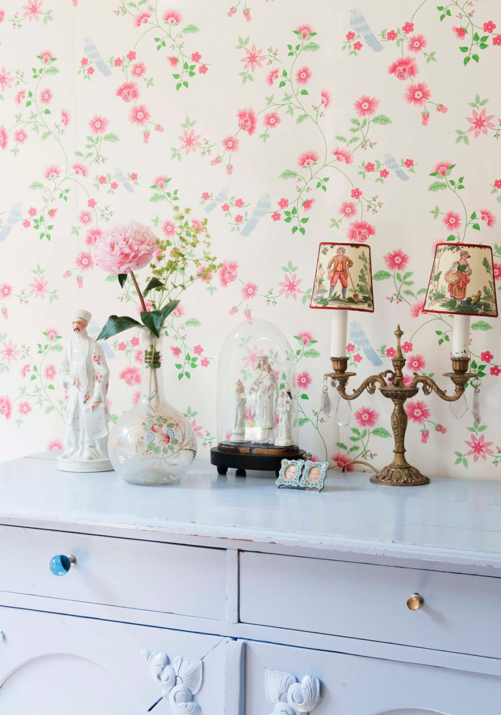 Декорирование обоев цветами