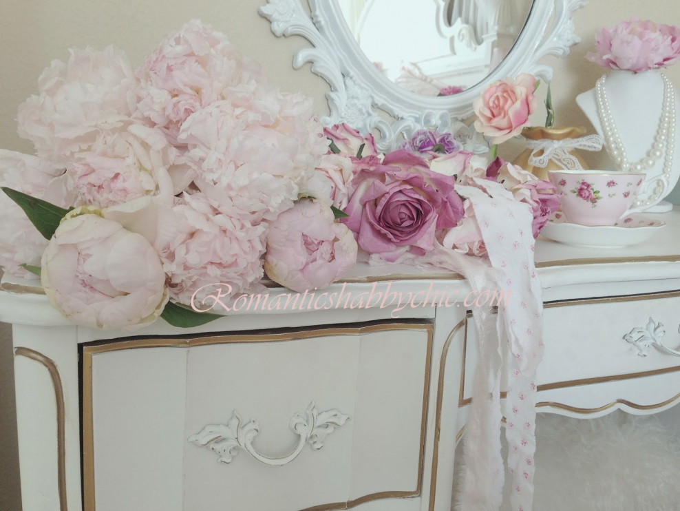 Стиль шебби Шик в интерьере спальни пионы
