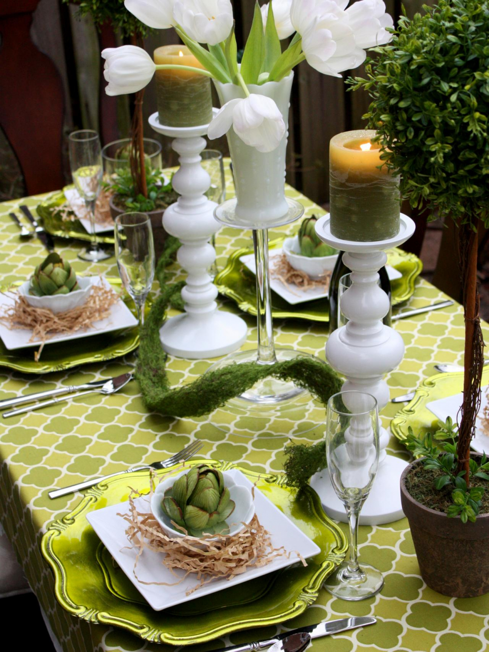 Украшение стола в беседке