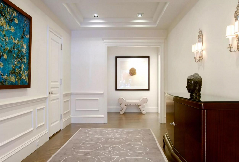 Коридор с молдингами на стенах