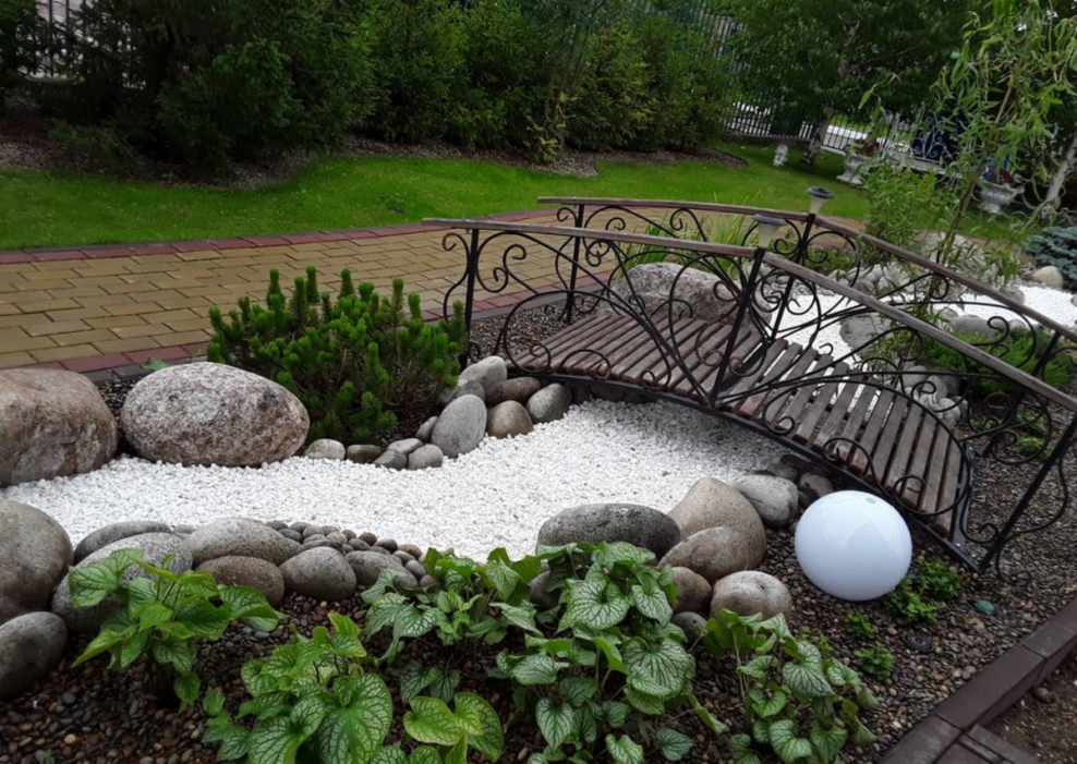 Альпийская горка и пруд сухой ручей