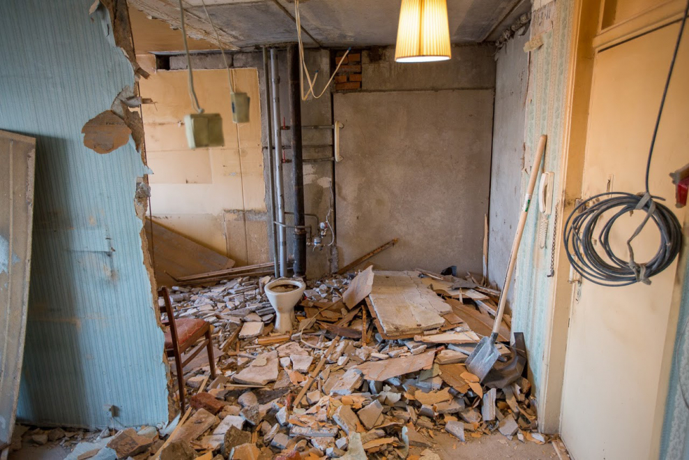 Демонтаж ацеитовой сантехкабины