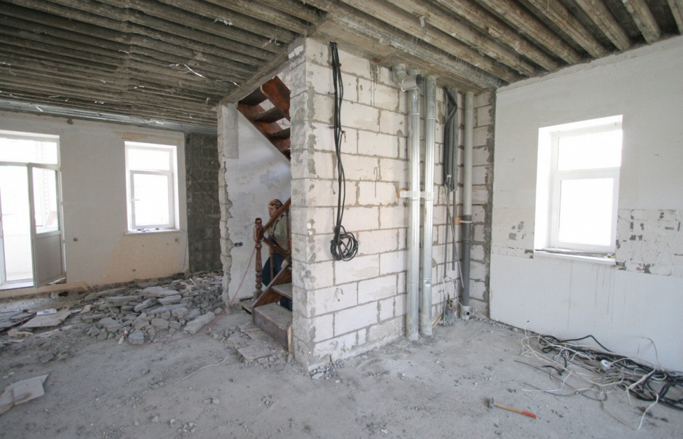 Снести стену между кухней и комнатой