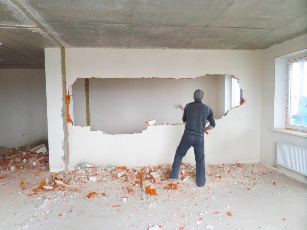 Демонтаж стяжки в квартире