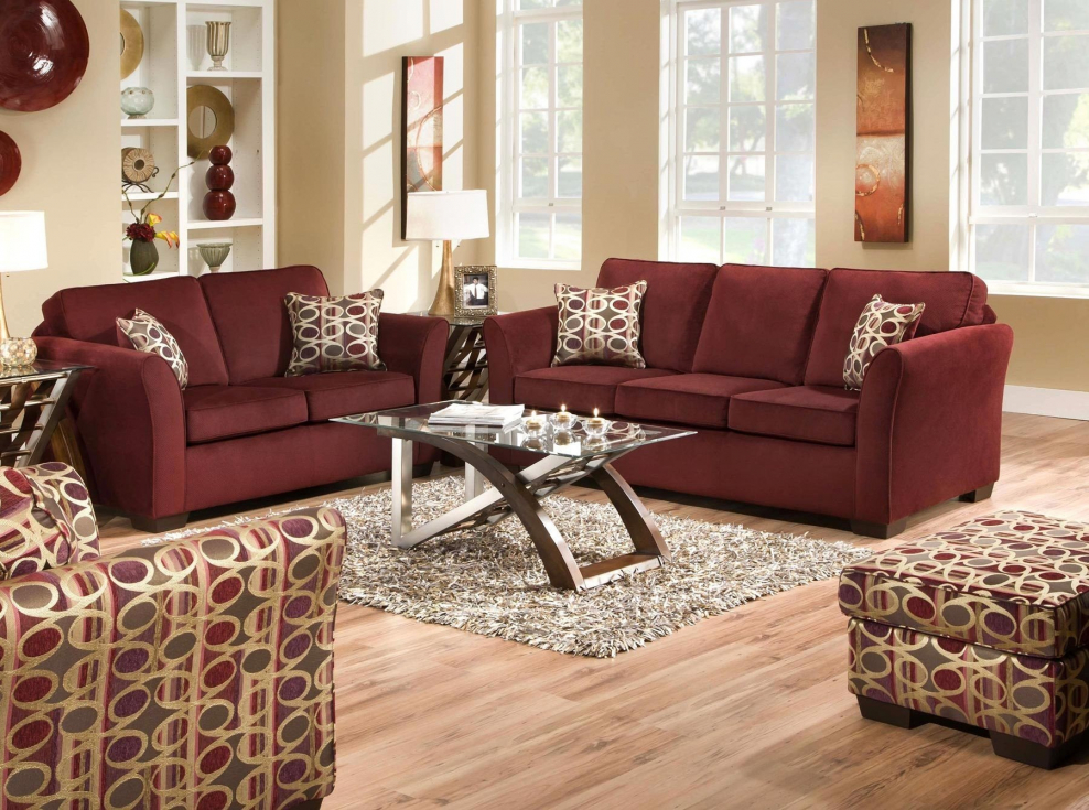 Бордовый диван в интерьере