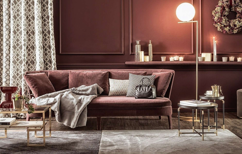 Бордовая гостиная с камином