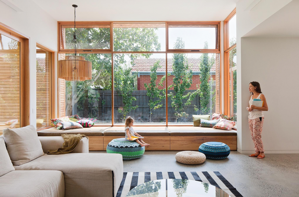 Окна под дерево в интерьере квартиры