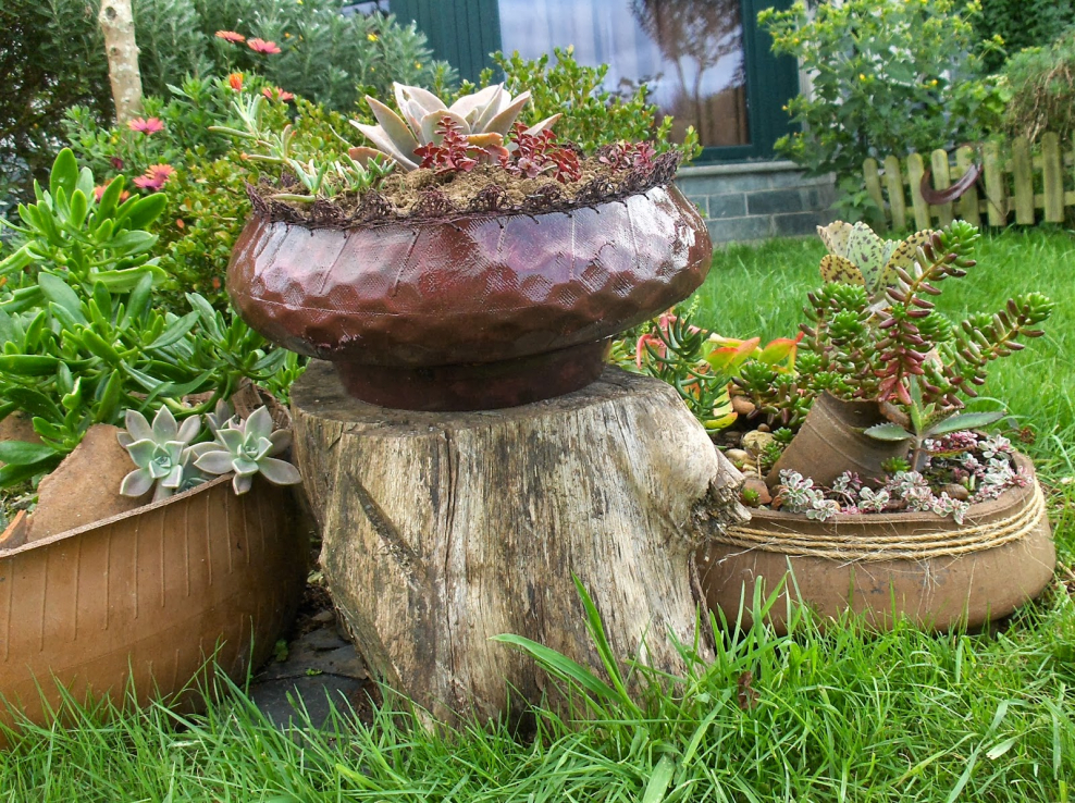 Необычные вазоны в саду