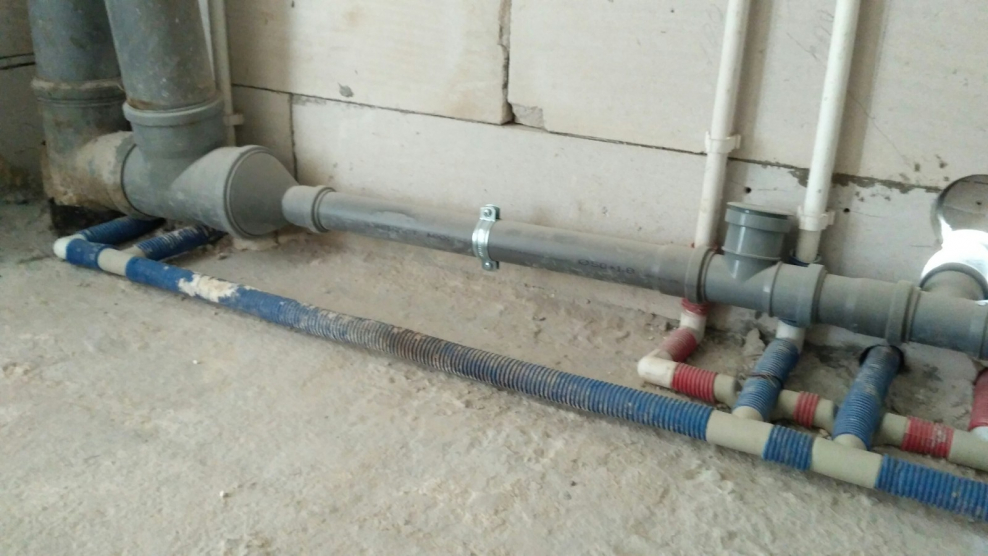 Канализационная труба в полу