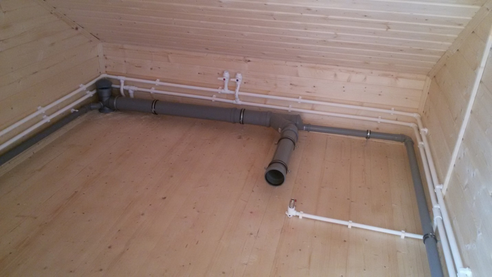 Открытая прокладка канализационной трубы