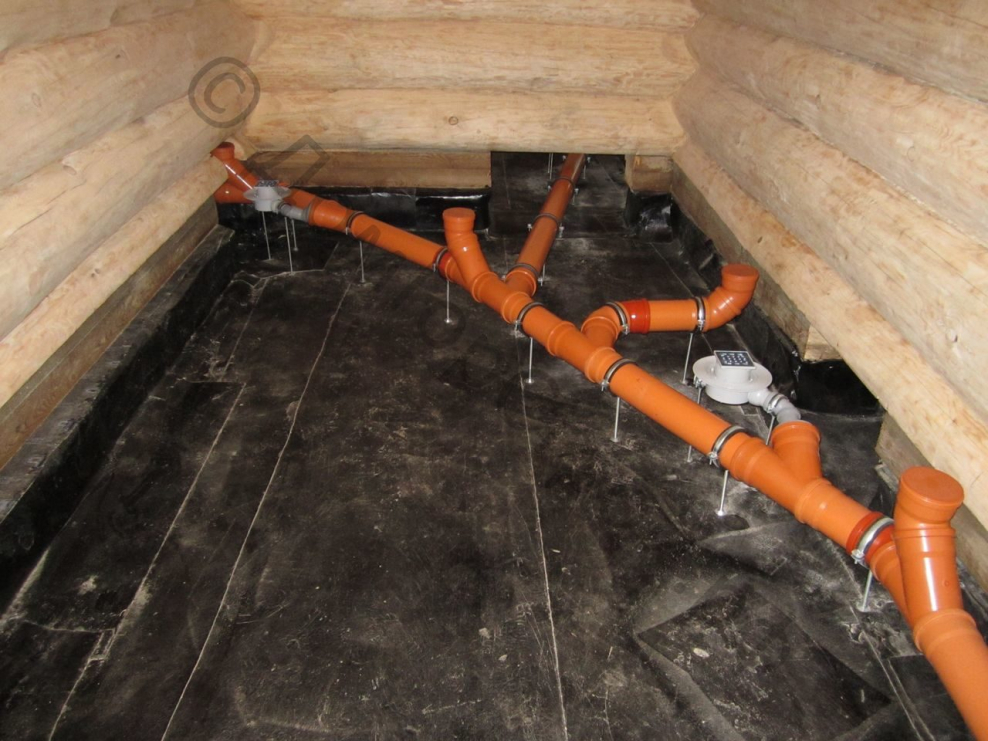 Прокладка канализационных труб в бане
