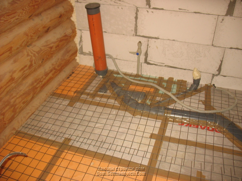 Канализационная труба в полу