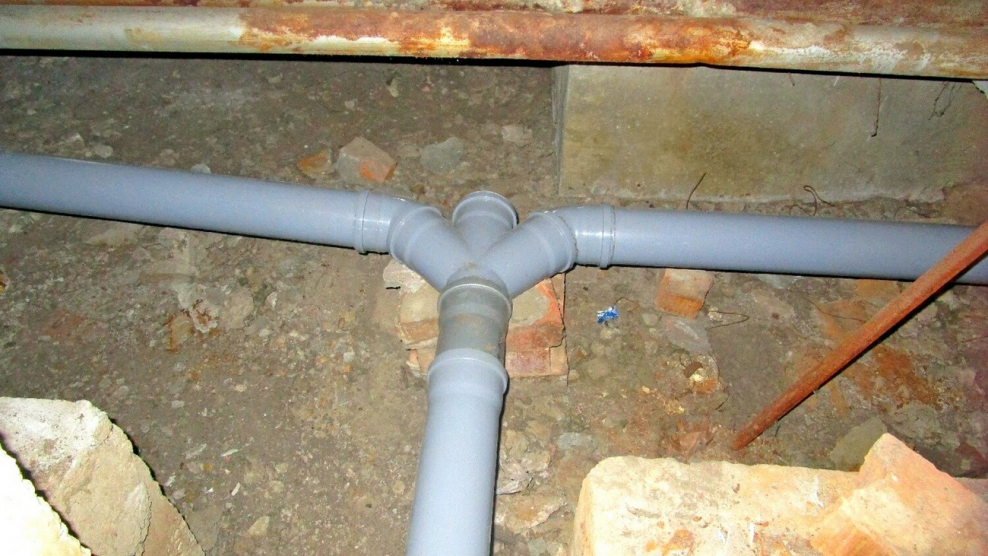 Внутри канализационной трубы