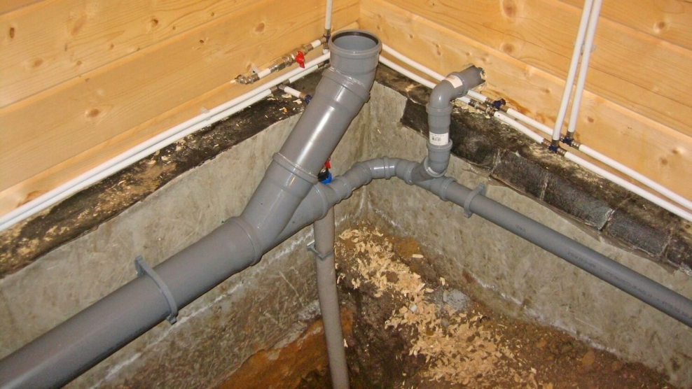 Прокладка канализационных труб в бане