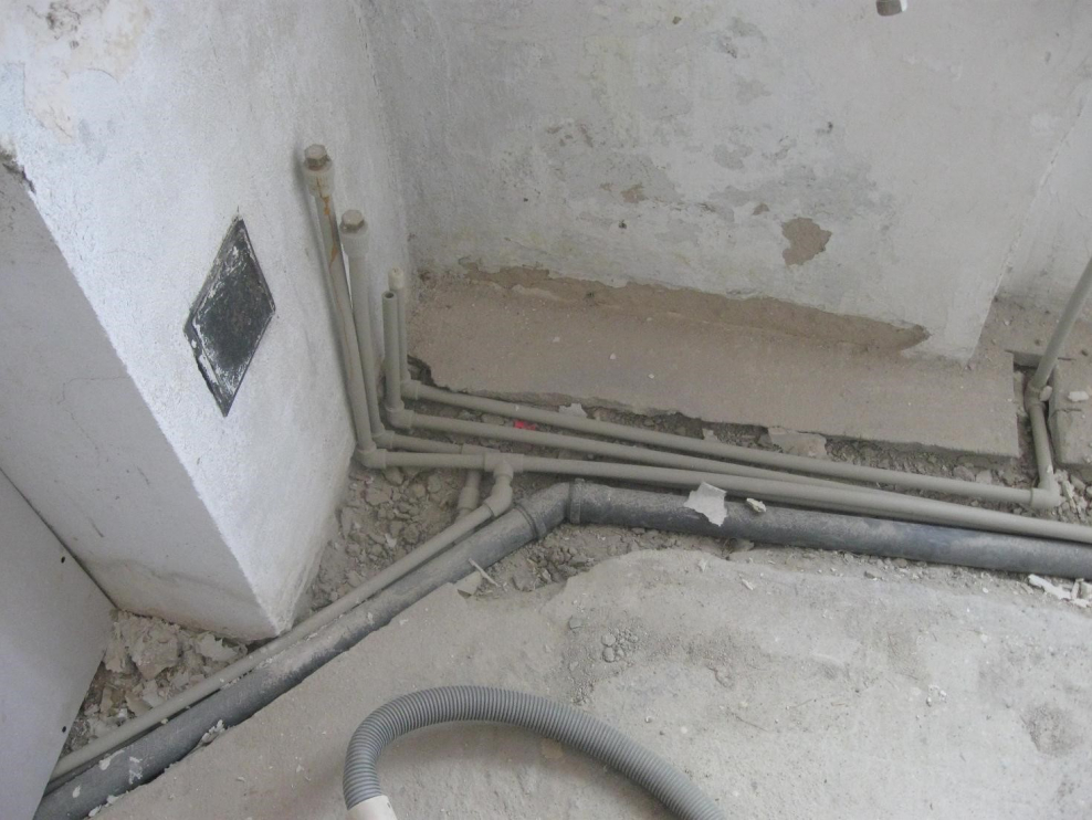 Канализационная труба в полу