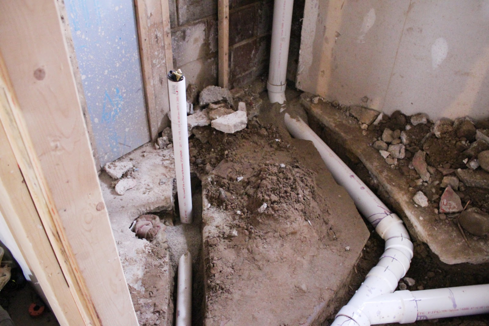 Канализационная труба по полу