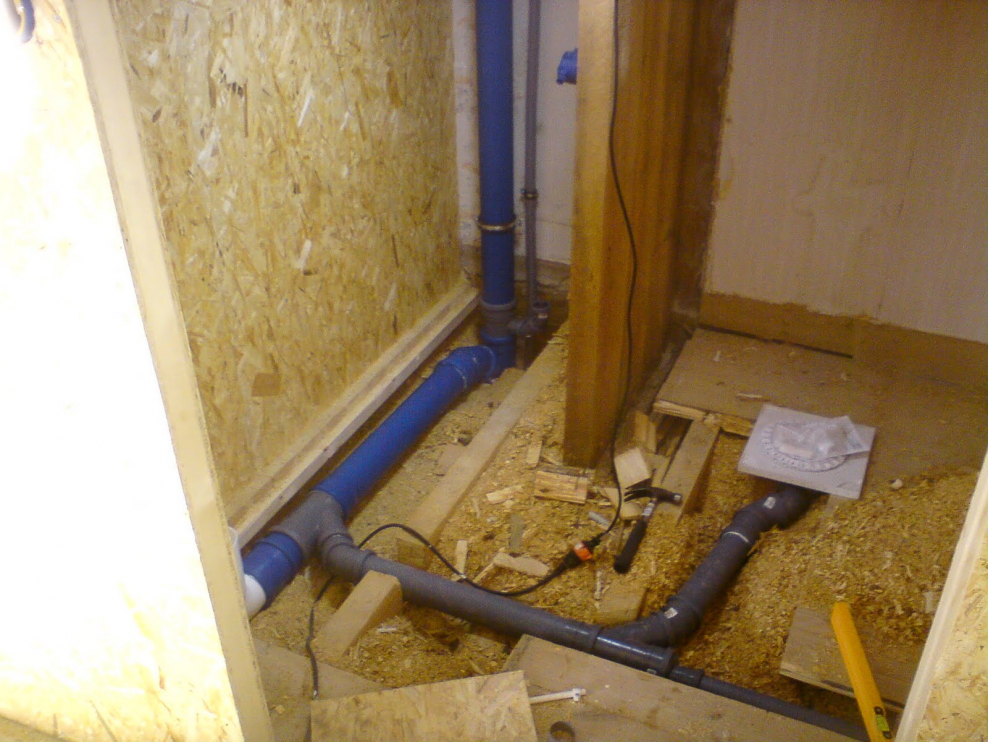 Канализационные трубы под полом