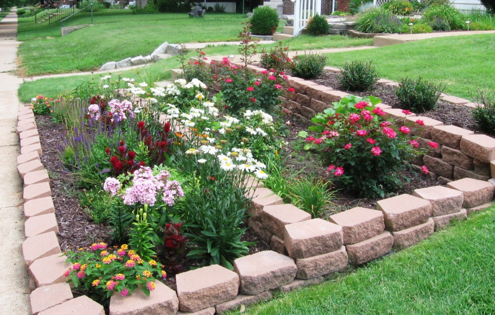 Прямоугольная клумба на даче