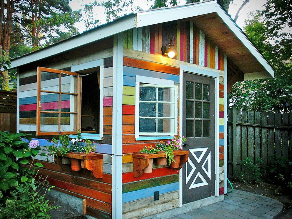 Яркий дачный домик