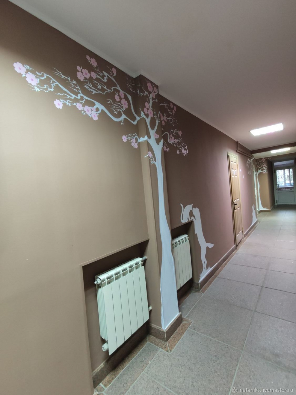 Коричневые двери декоративная штукатурка