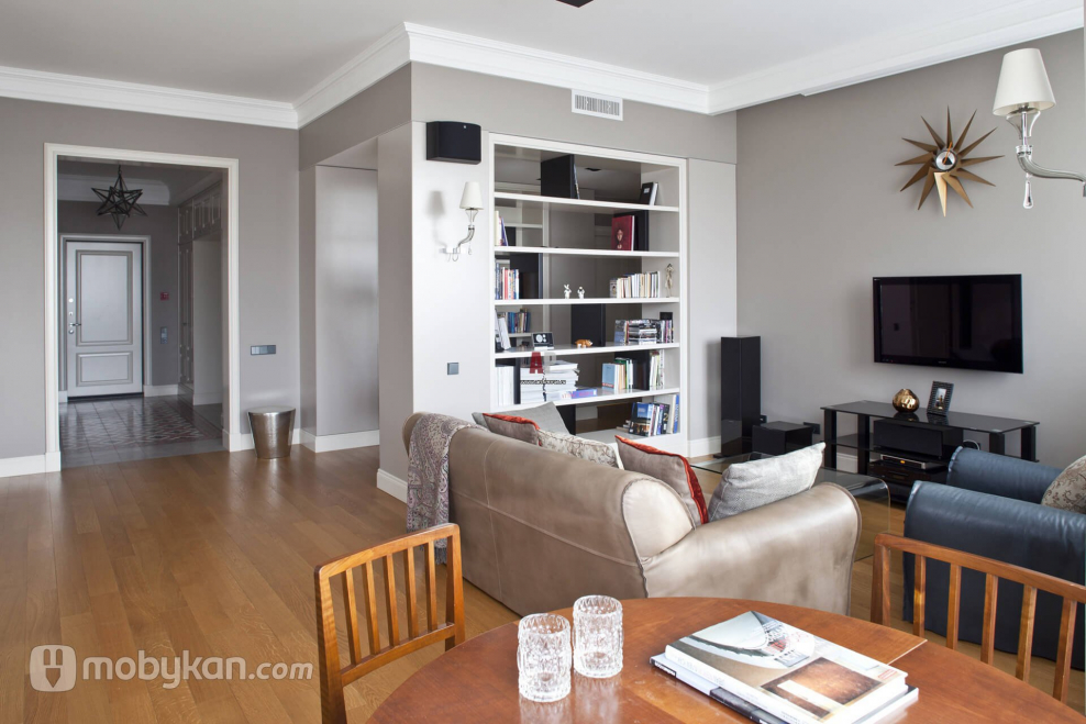 Высокий потолочный плинтус в интерьере