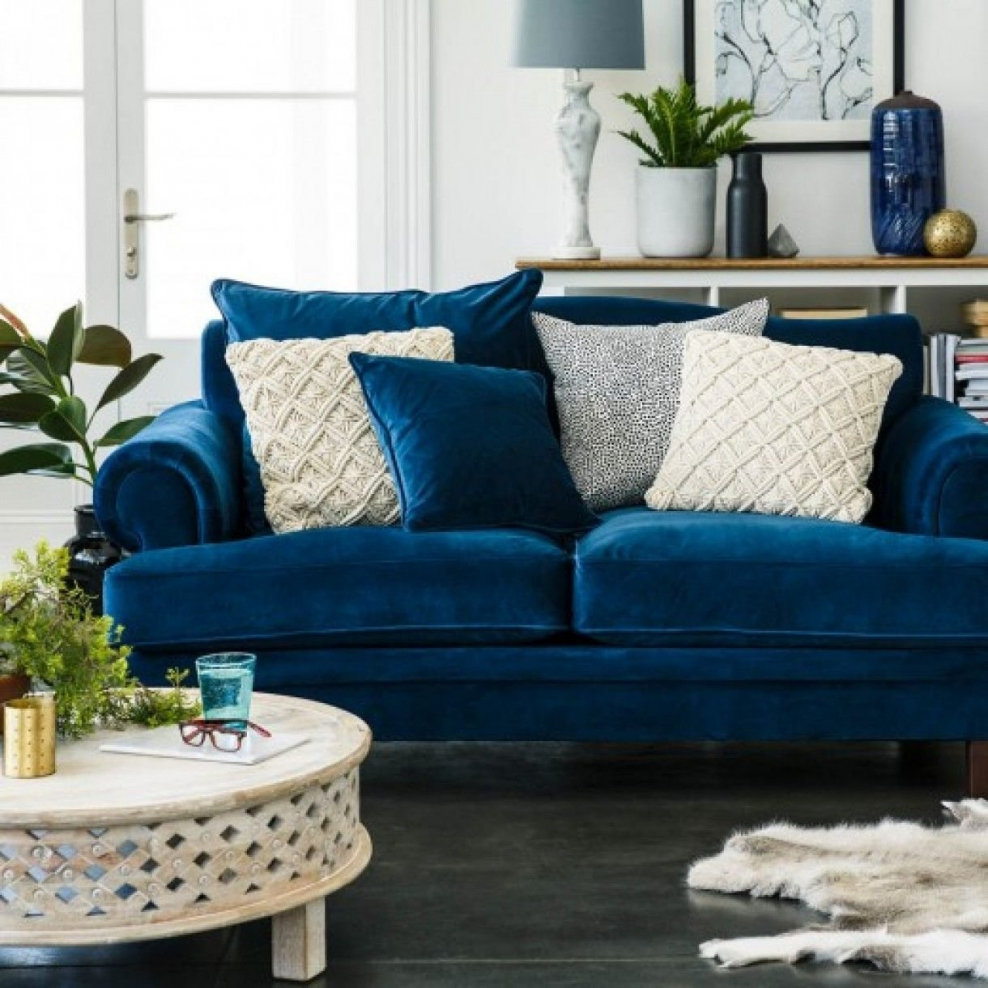 Синий диван с подушками