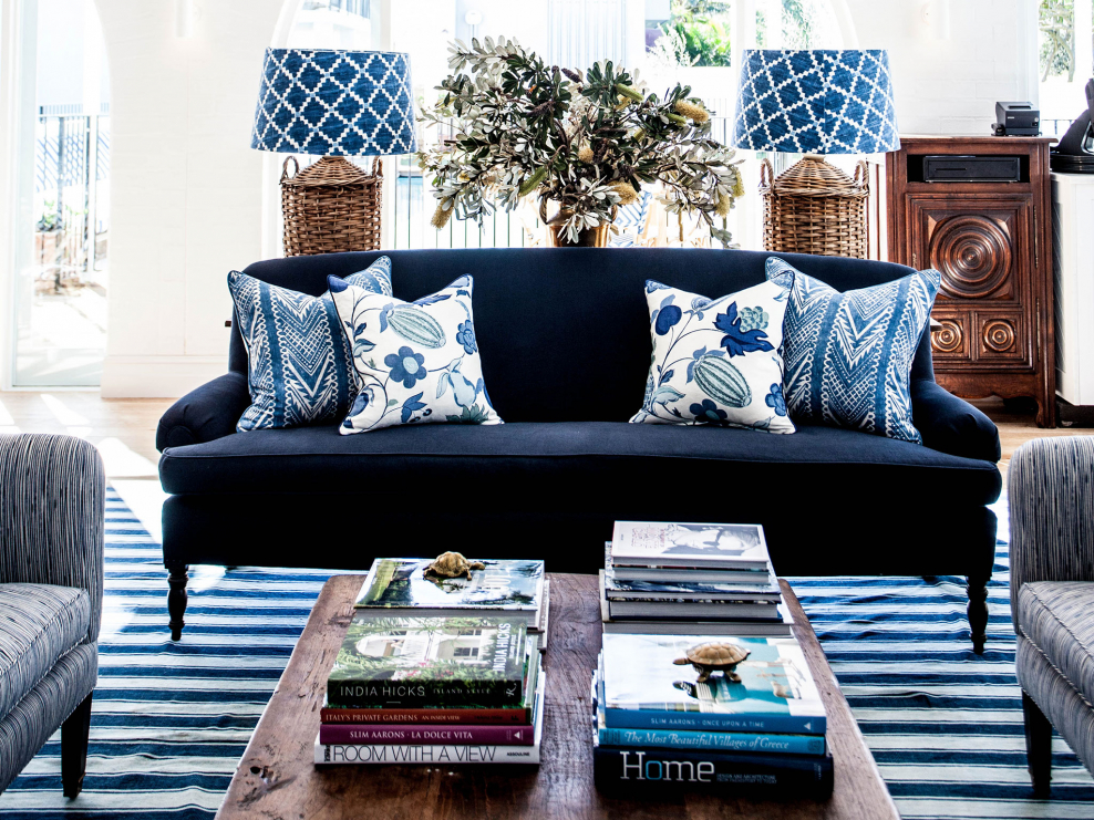 Диван цвета индиго в интерьере