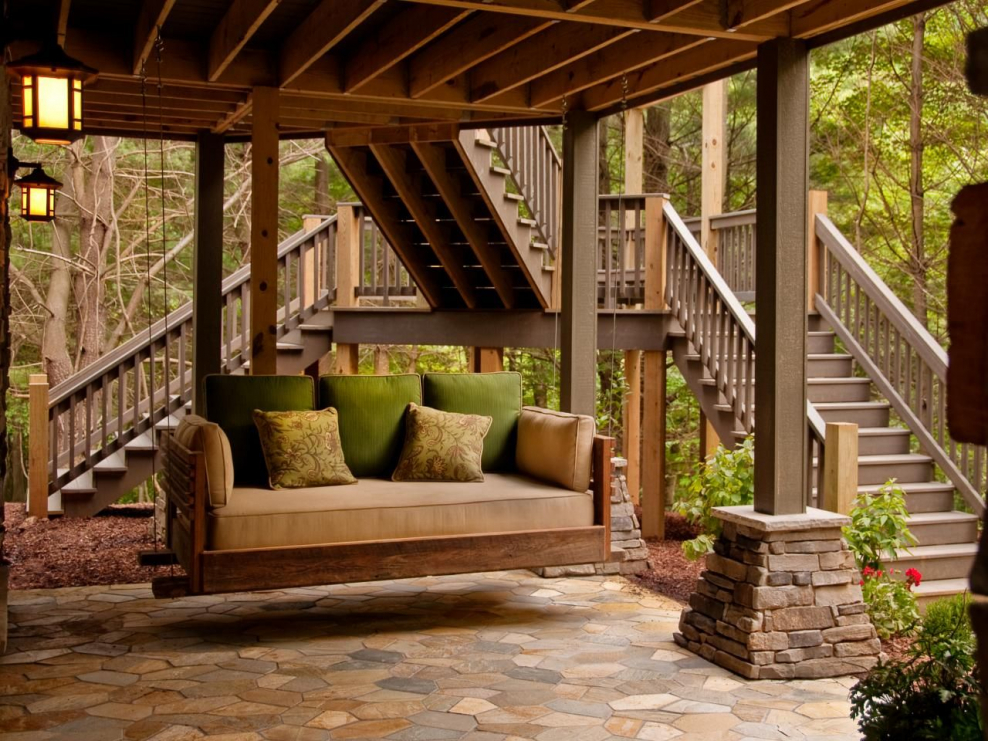 Деревянная лестница на веранду