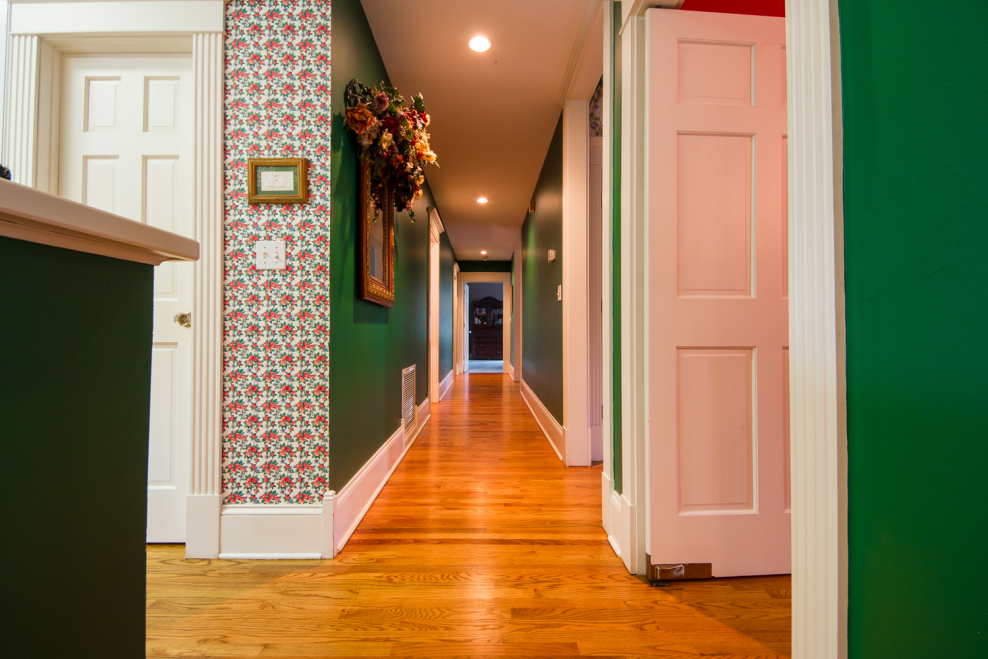 Коридор с рыжим полом