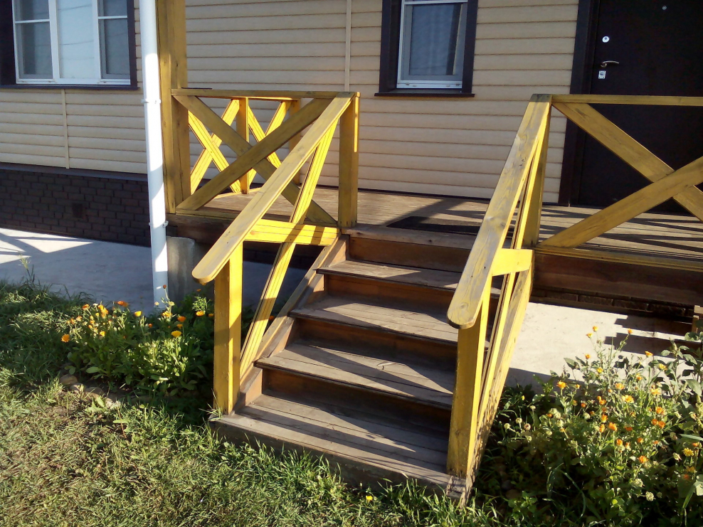 Крыльцо к деревянному дому