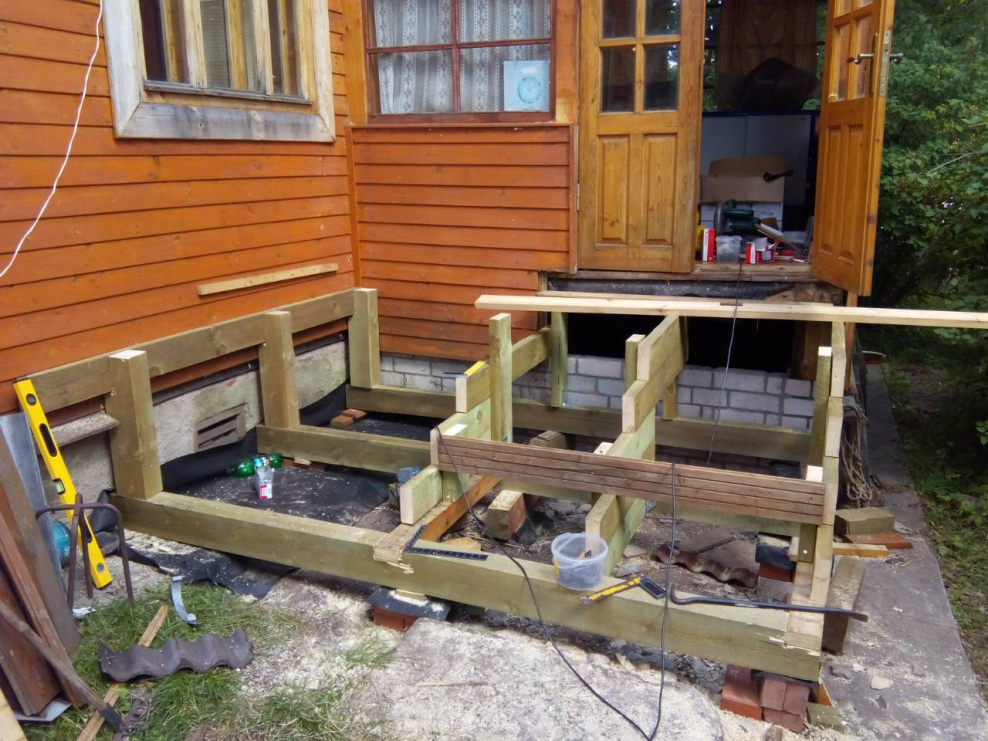 Деревянное каркасное крыльцо