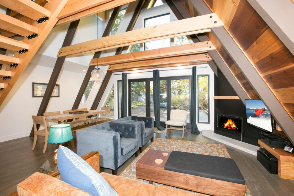 Дома с треугольной крышей внутри