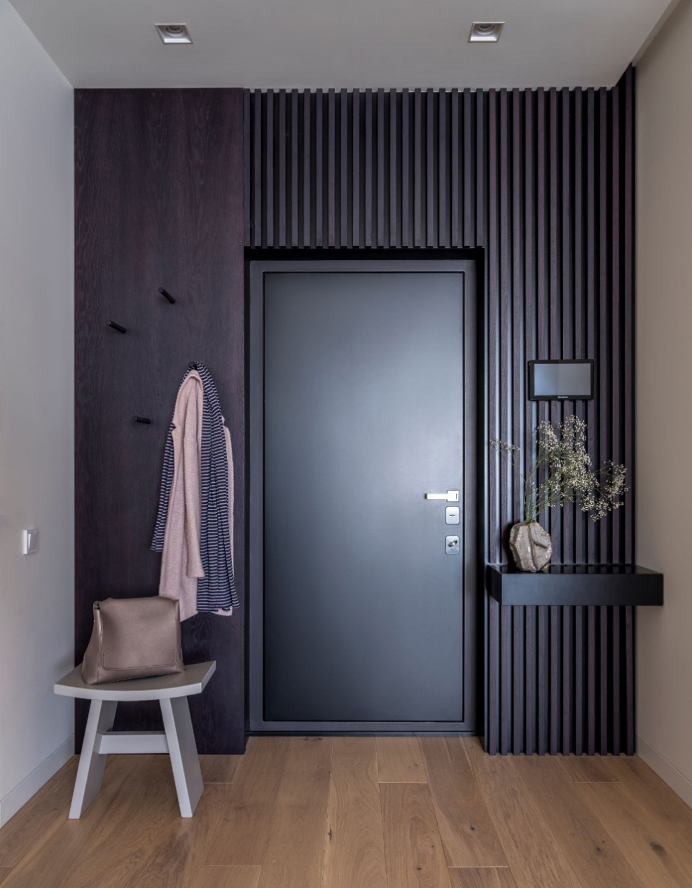 Серые стены в прихожей