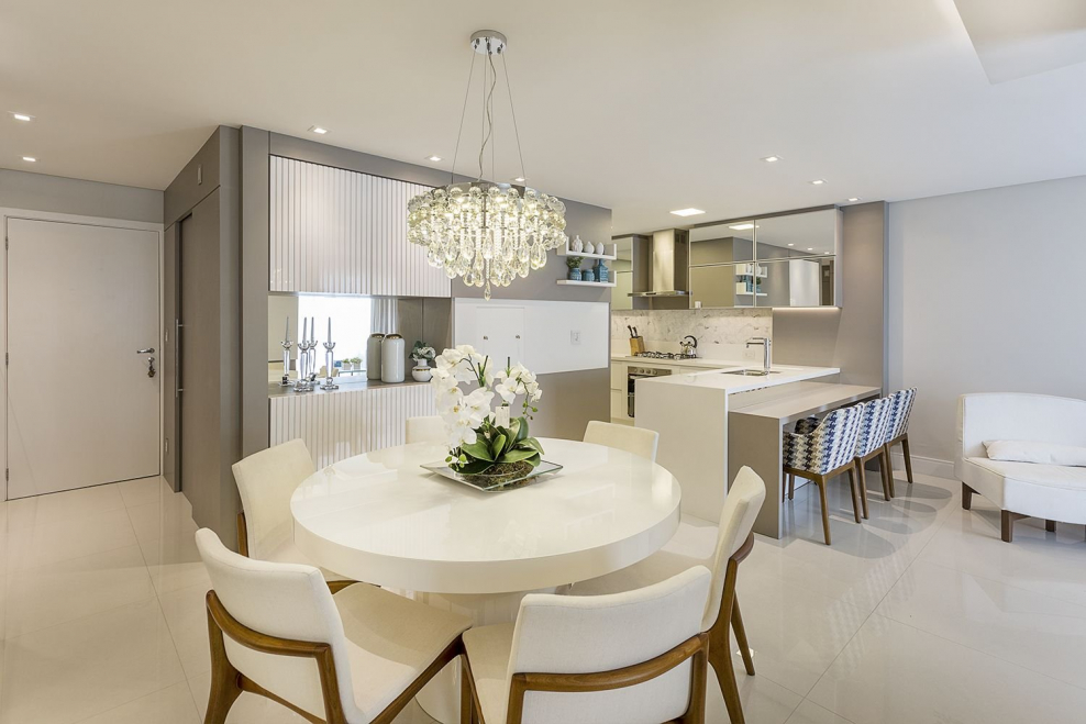 Кухня гостиная с большим столом