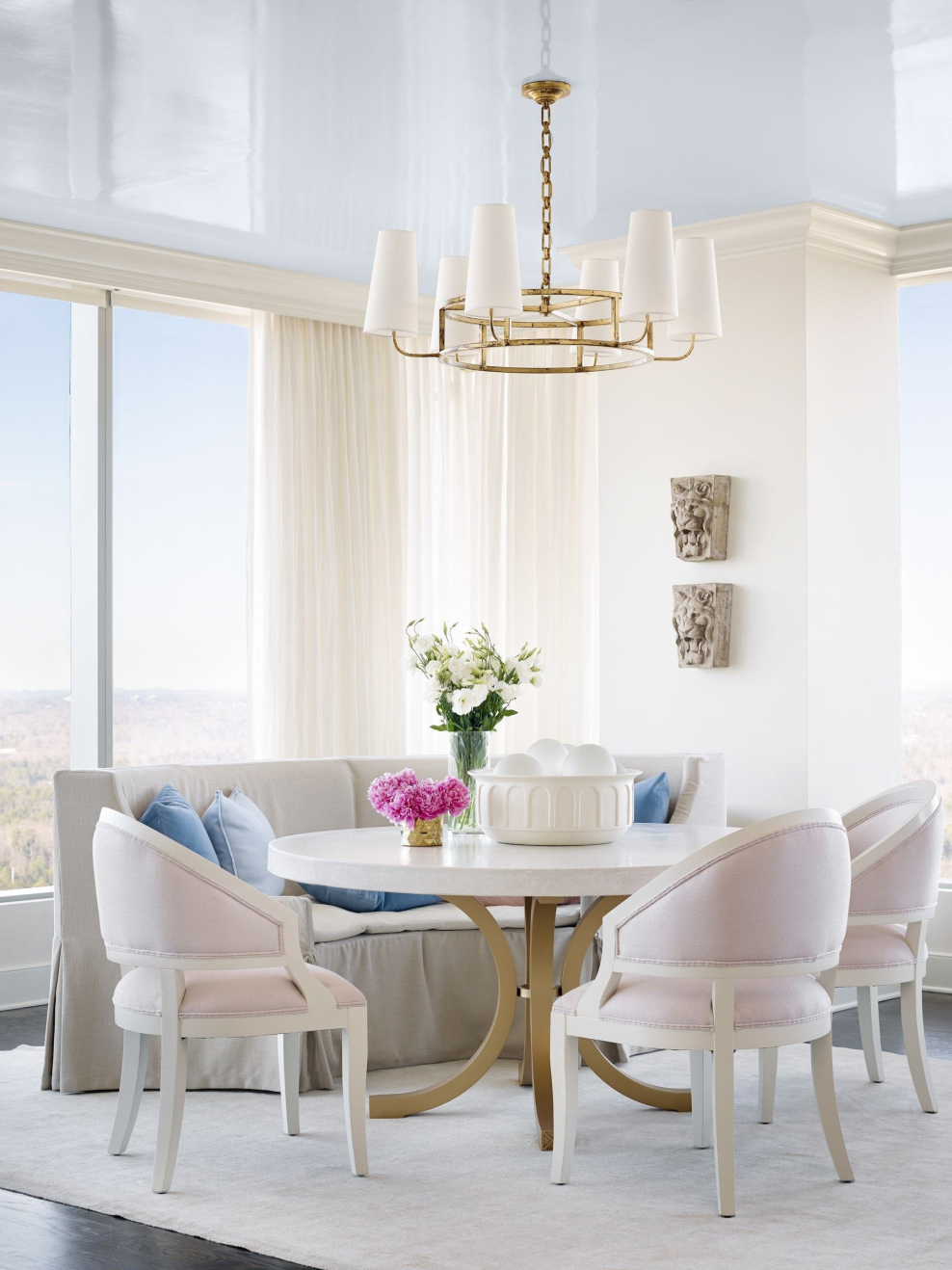 Красивый светлый интерьер