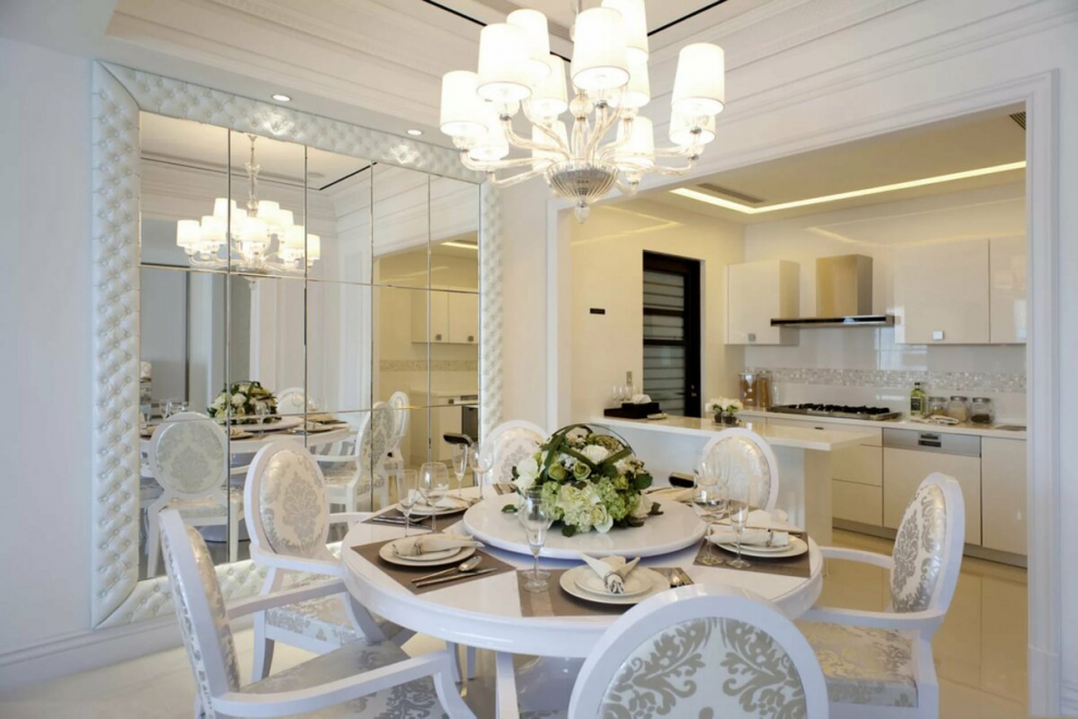 Столовая в классическом стиле в светлых тонах