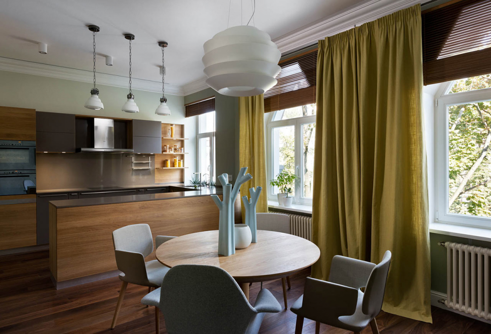 Горчичные шторы в интерьере кухни