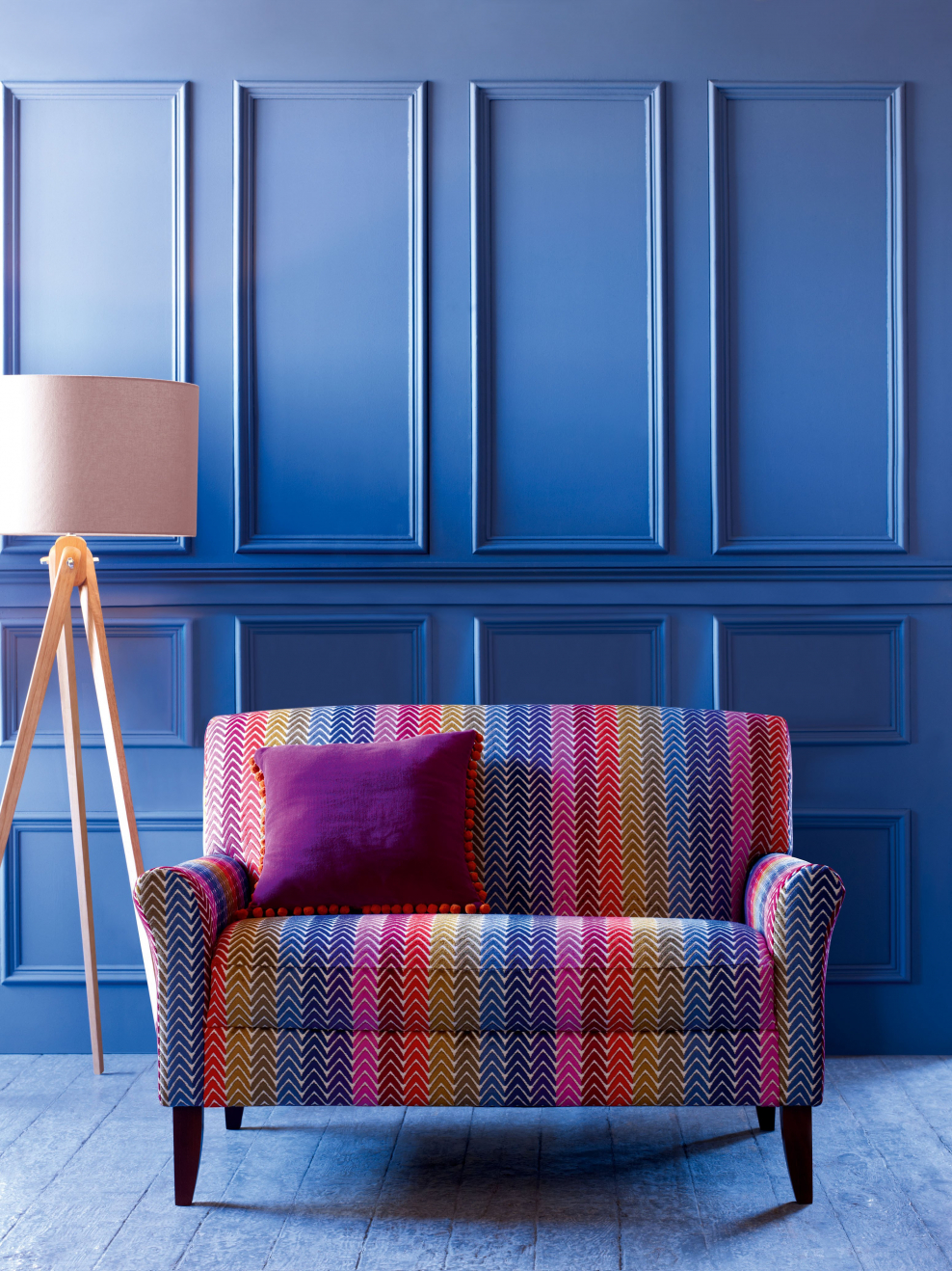 Разноцветные диваны в интерьере