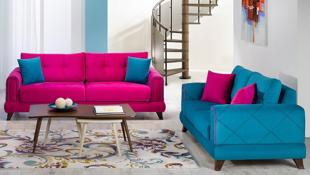 Яркий диван в интерьере