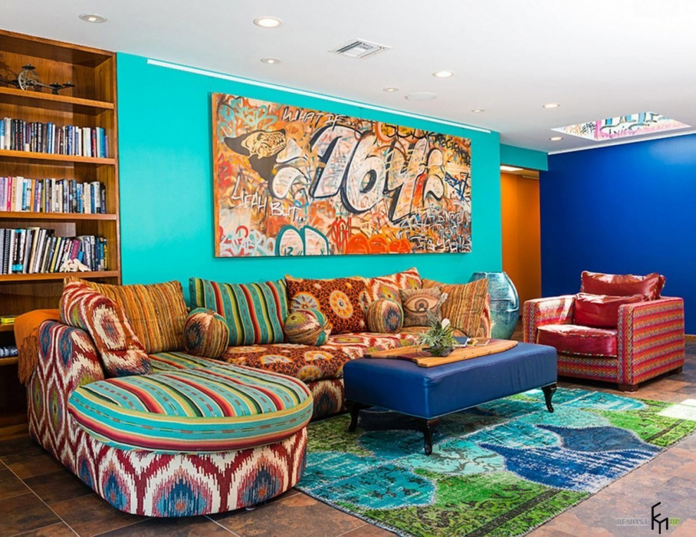 Разноцветные диваны в интерьере